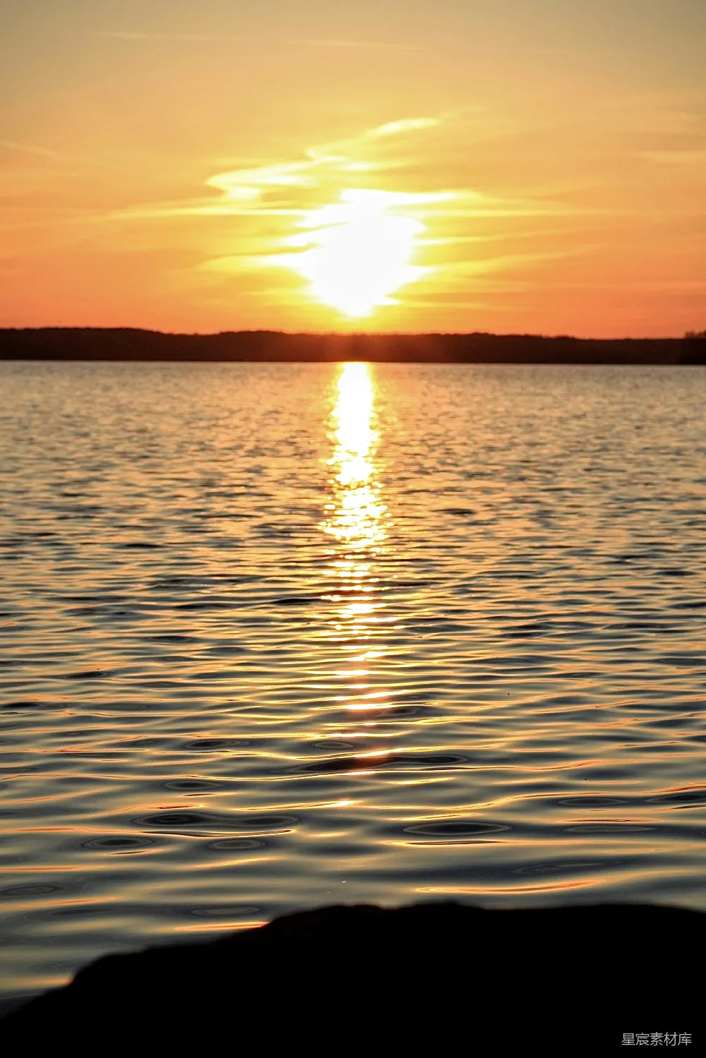 高清摄影  夕阳正落在这片水域之上