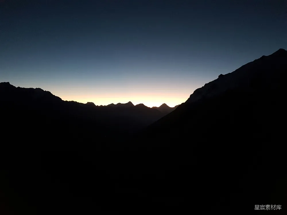 高清摄影  日落时分，山峦上空余晖满天。