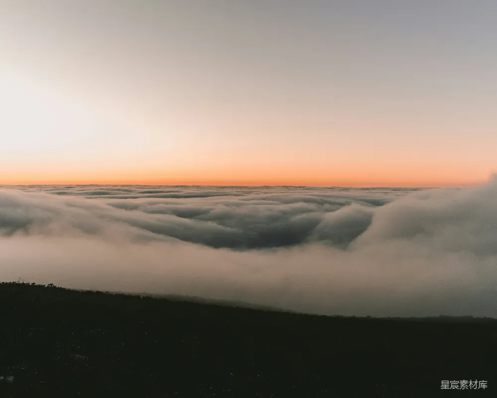 高清摄影  夕阳西下时海上的白云