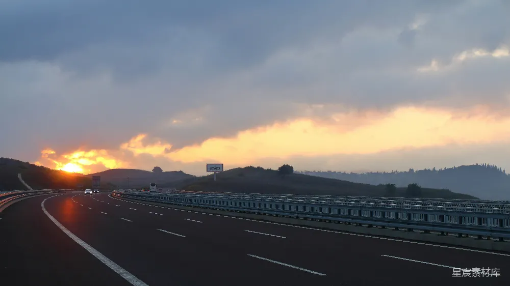 高清摄影  黑白相间的混凝土路