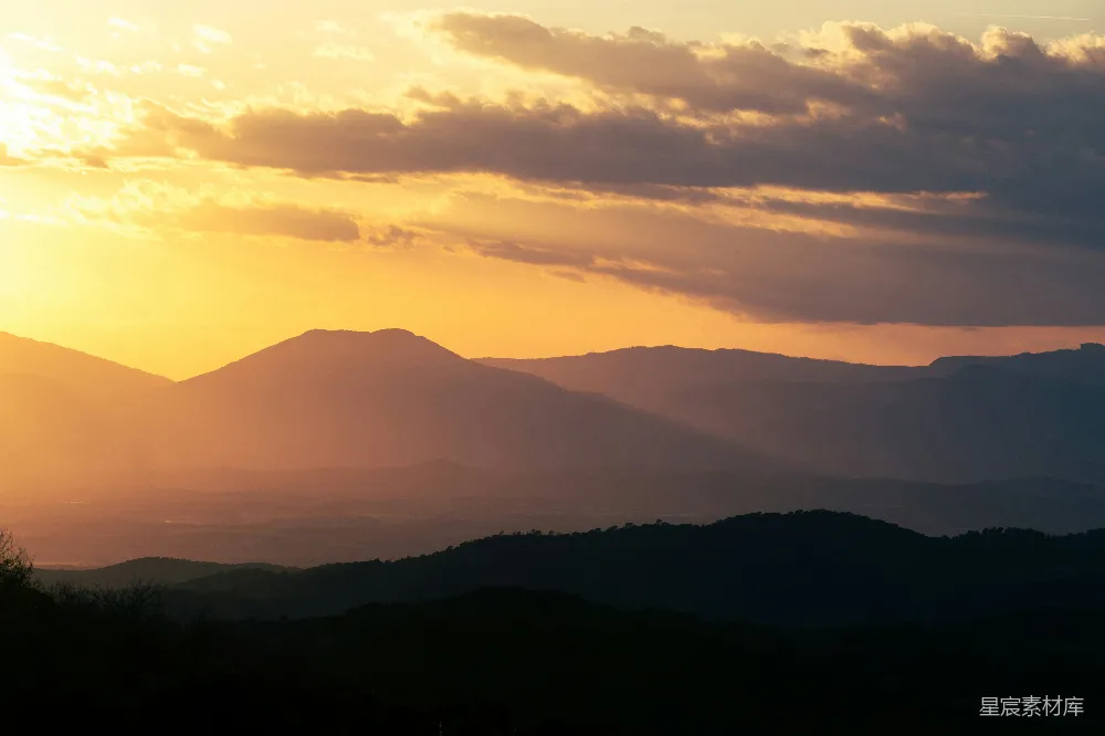 高清摄影  夕阳在山脉上落下