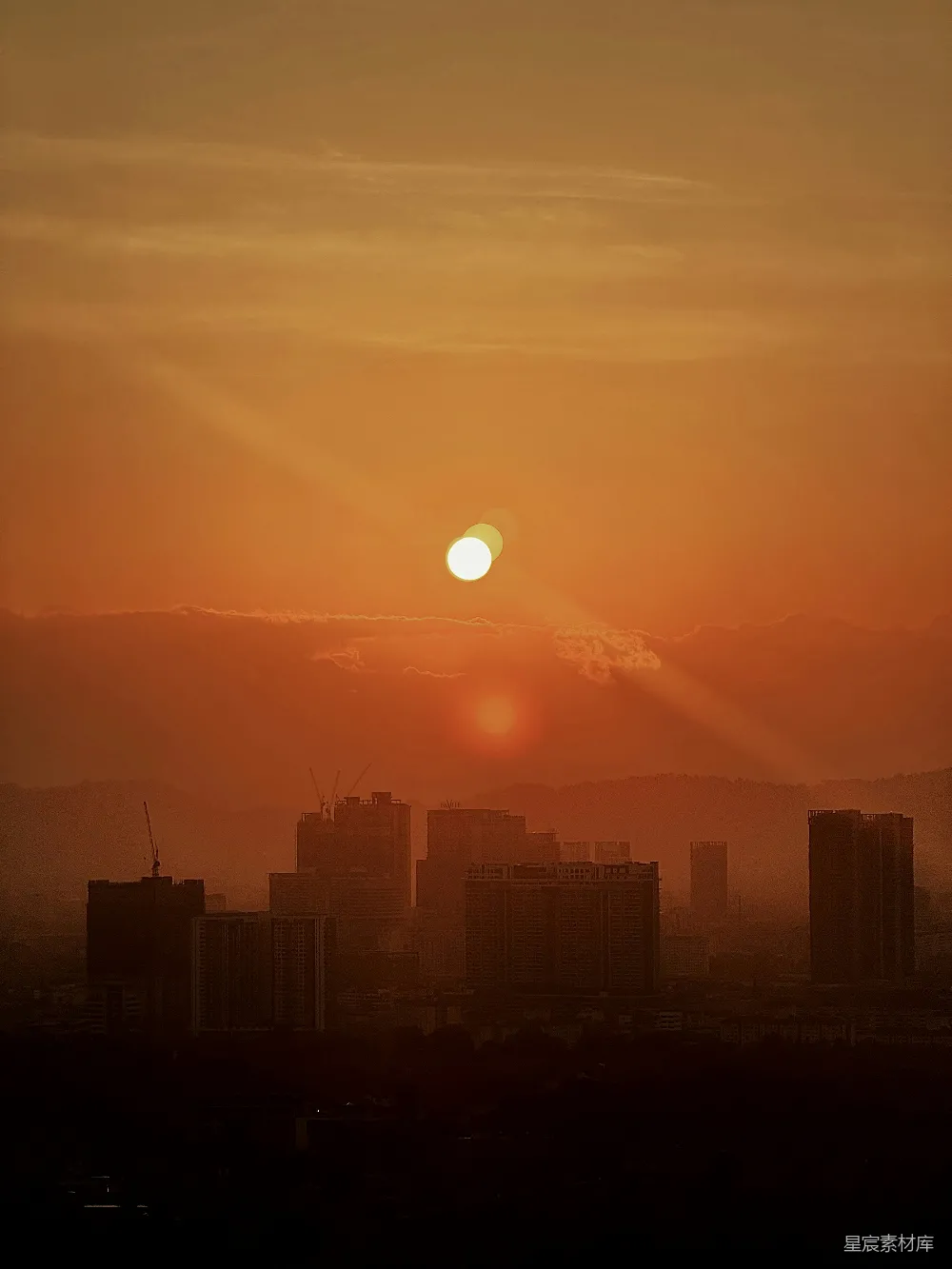 高清摄影  太阳正落在这座高楼林立的城市上。
