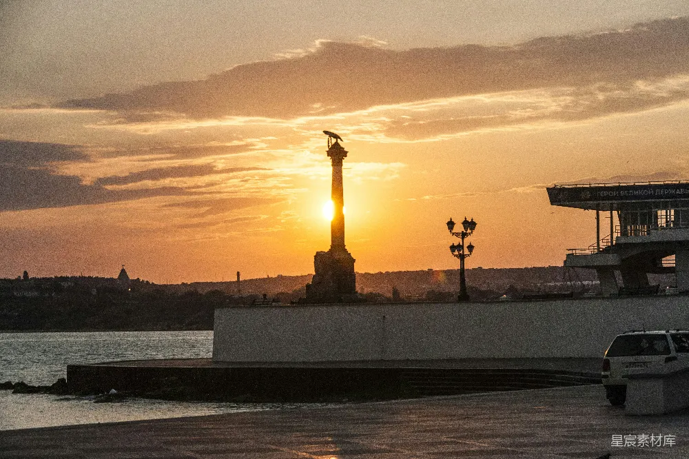 高清摄影  夕阳正映照在水面上