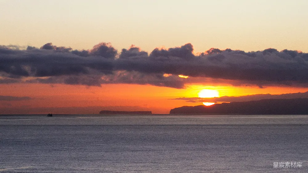 高清摄影  夕阳映照在水面上