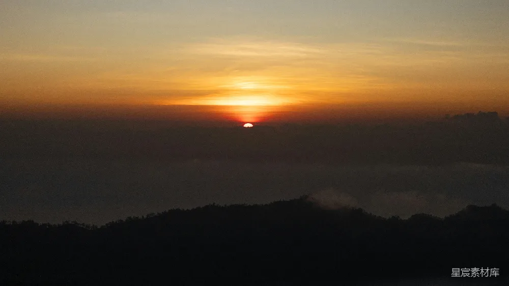 高清摄影  夕阳西下，云层被夕阳染红。