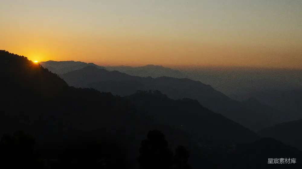 高清摄影  夕阳正落山峦之上。