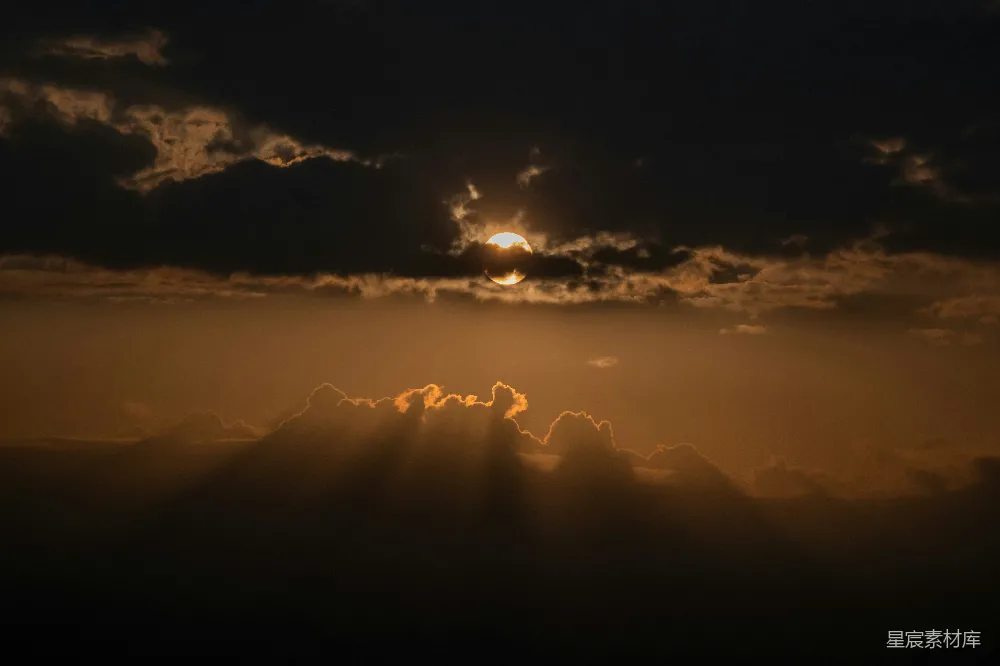 高清摄影  夕阳西下，阳光穿透乌云照耀地面