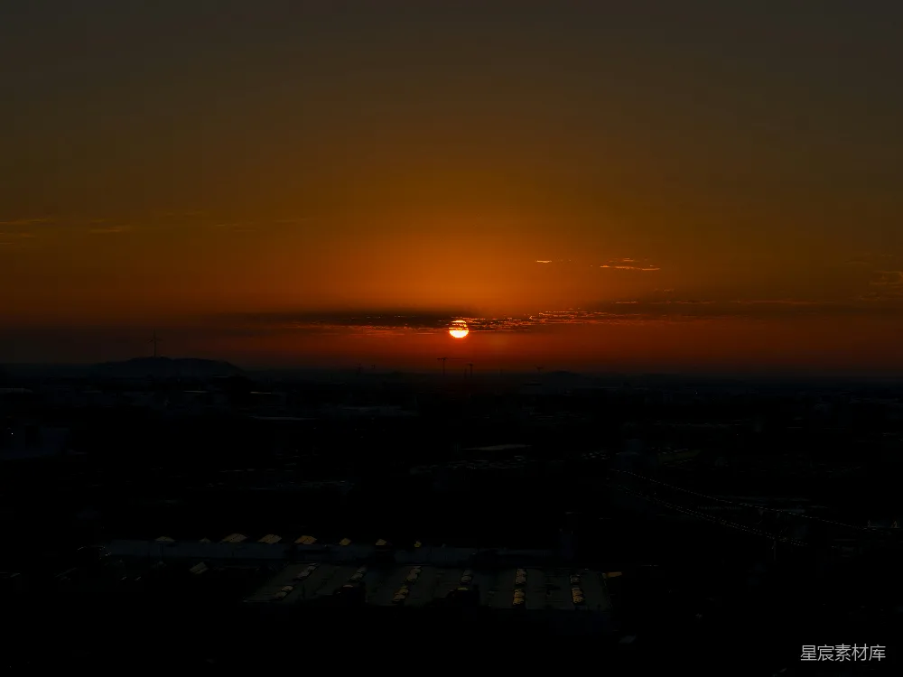 高清摄影  夕阳在夜晚的城市上空落下。