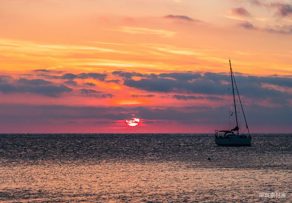 高清摄影  夕阳下的海洋中的帆船