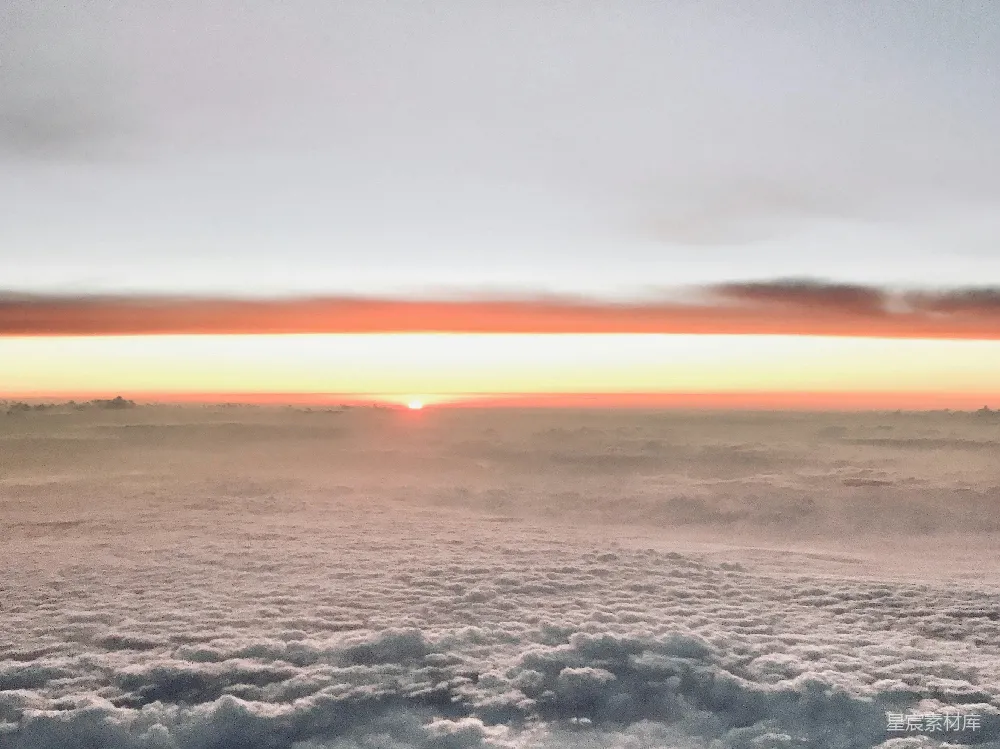 高清摄影  太阳正在天空中的云层落下。