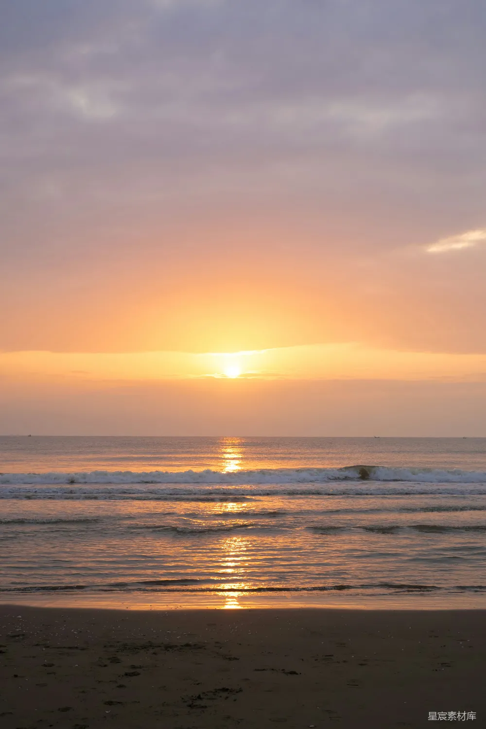 高清摄影  夕阳正挂在海边的海面上。