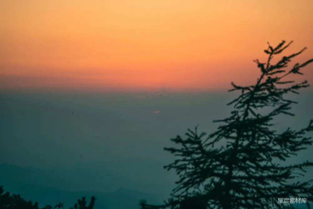 高清摄影 旅行 自然 壁纸 夕阳正照耀在群山和树林之上。