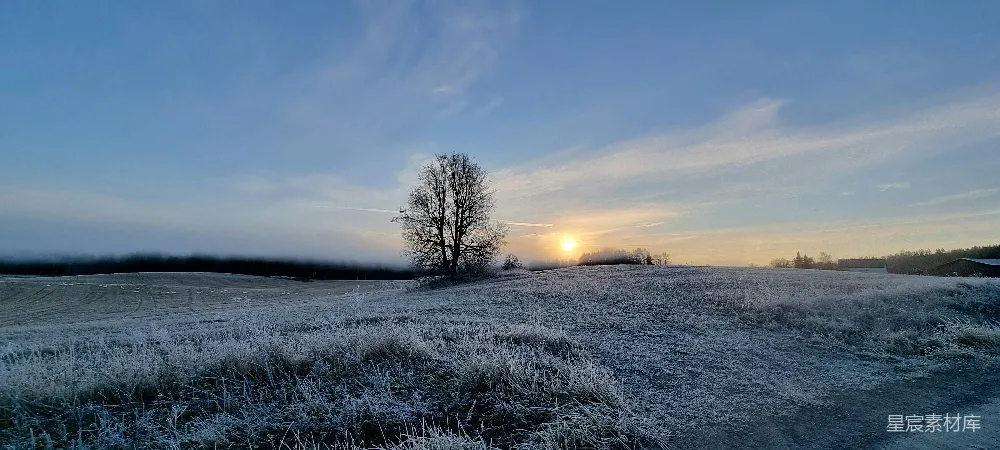 高清摄影  夕阳笼罩在一片雪地上。