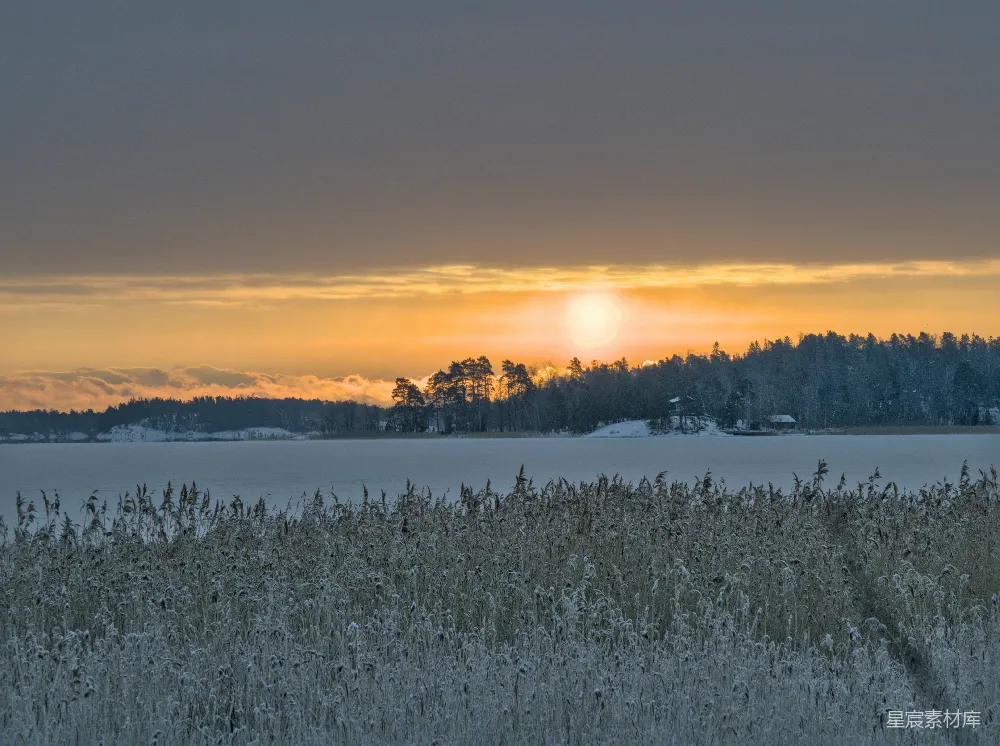 高清摄影  夕阳正照在雪地上。
