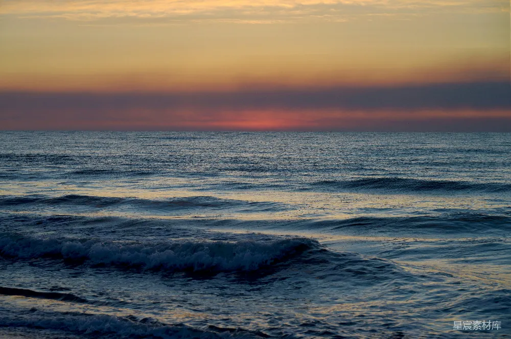 高清摄影  夕阳正洒在海浪之上