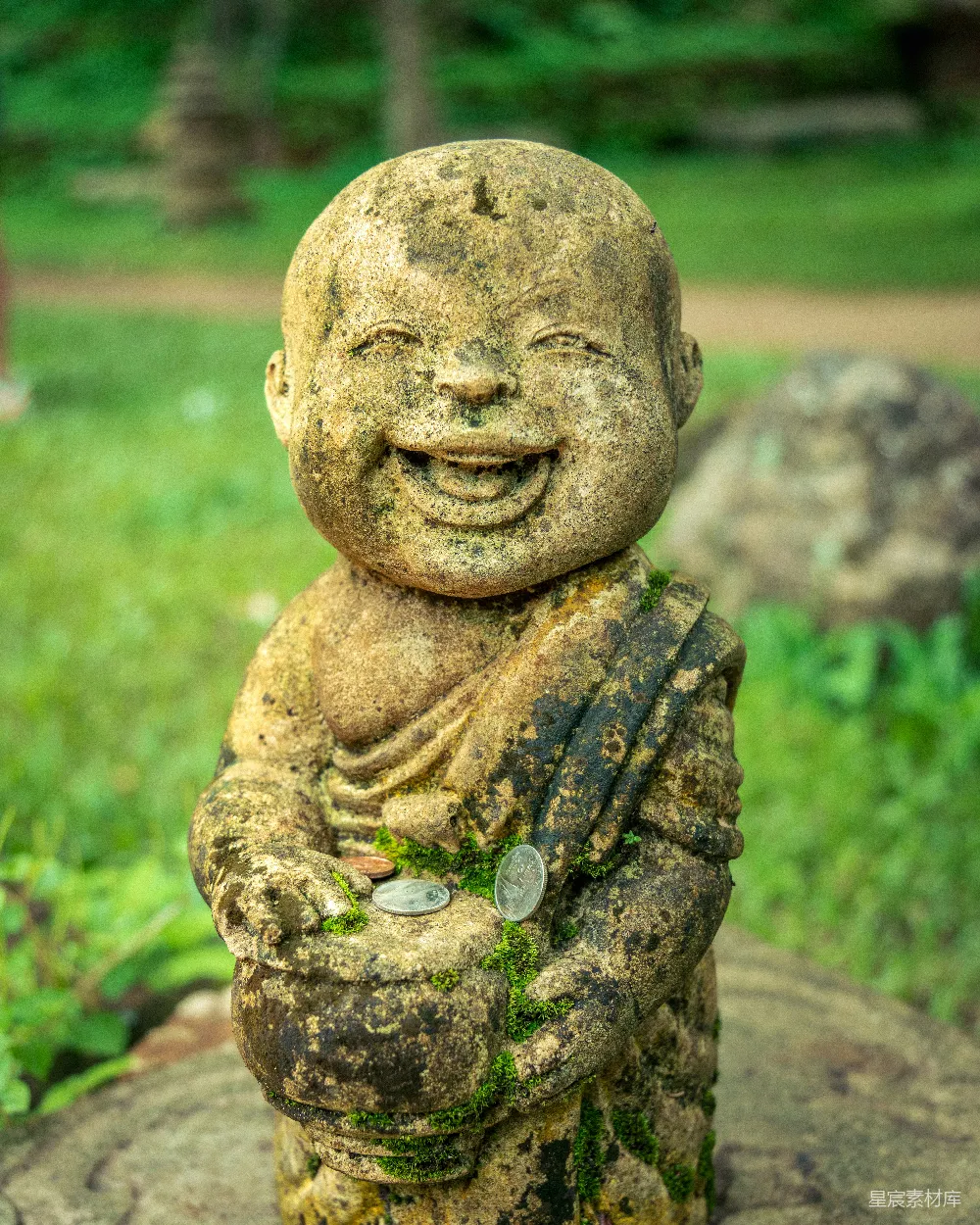 高清摄影  微笑僧人石像持碗