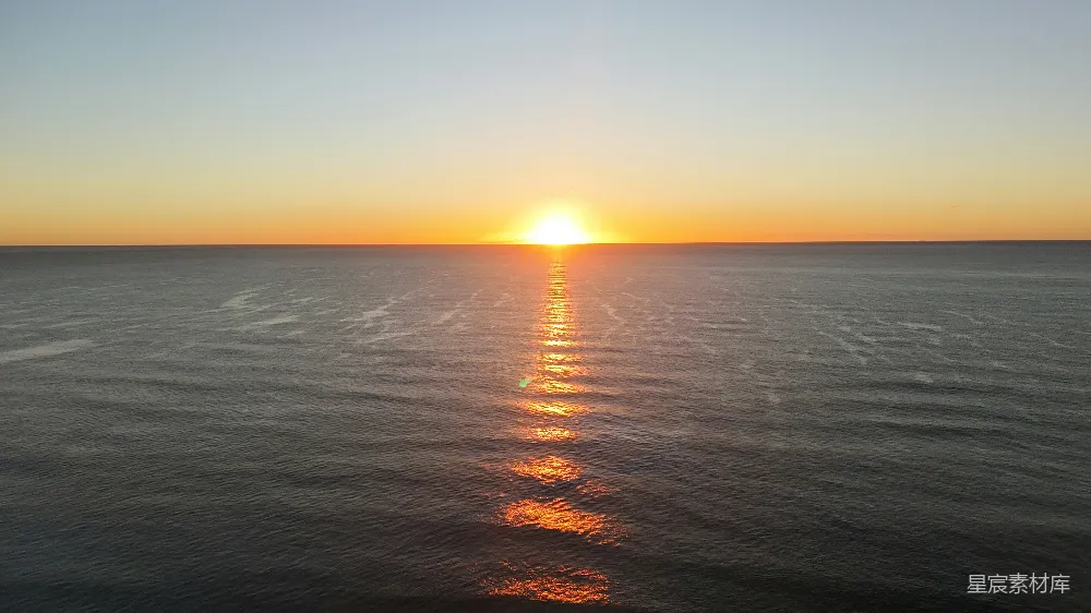 高清摄影  夕阳洒在广袤而宁静的大海上。