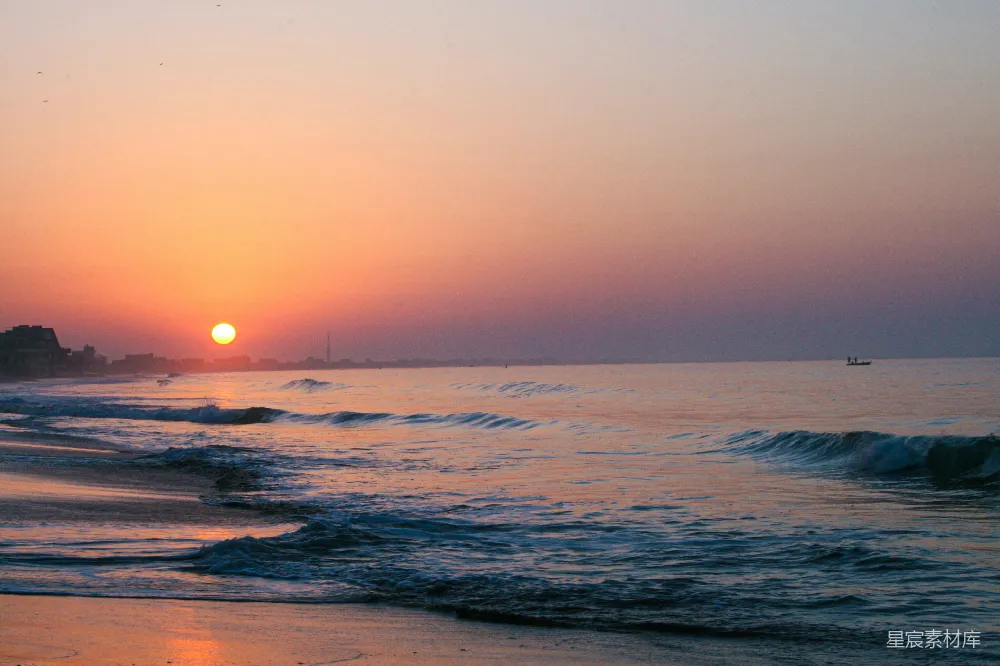 高清摄影  海浪拍打着海岸，夕阳西下。