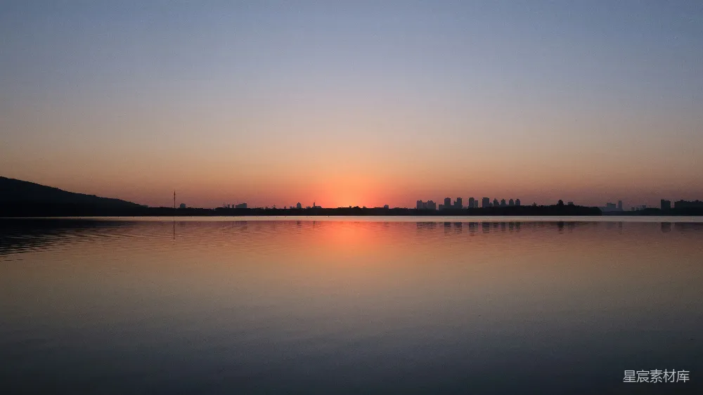 高清摄影  夕阳正在水面上落下。