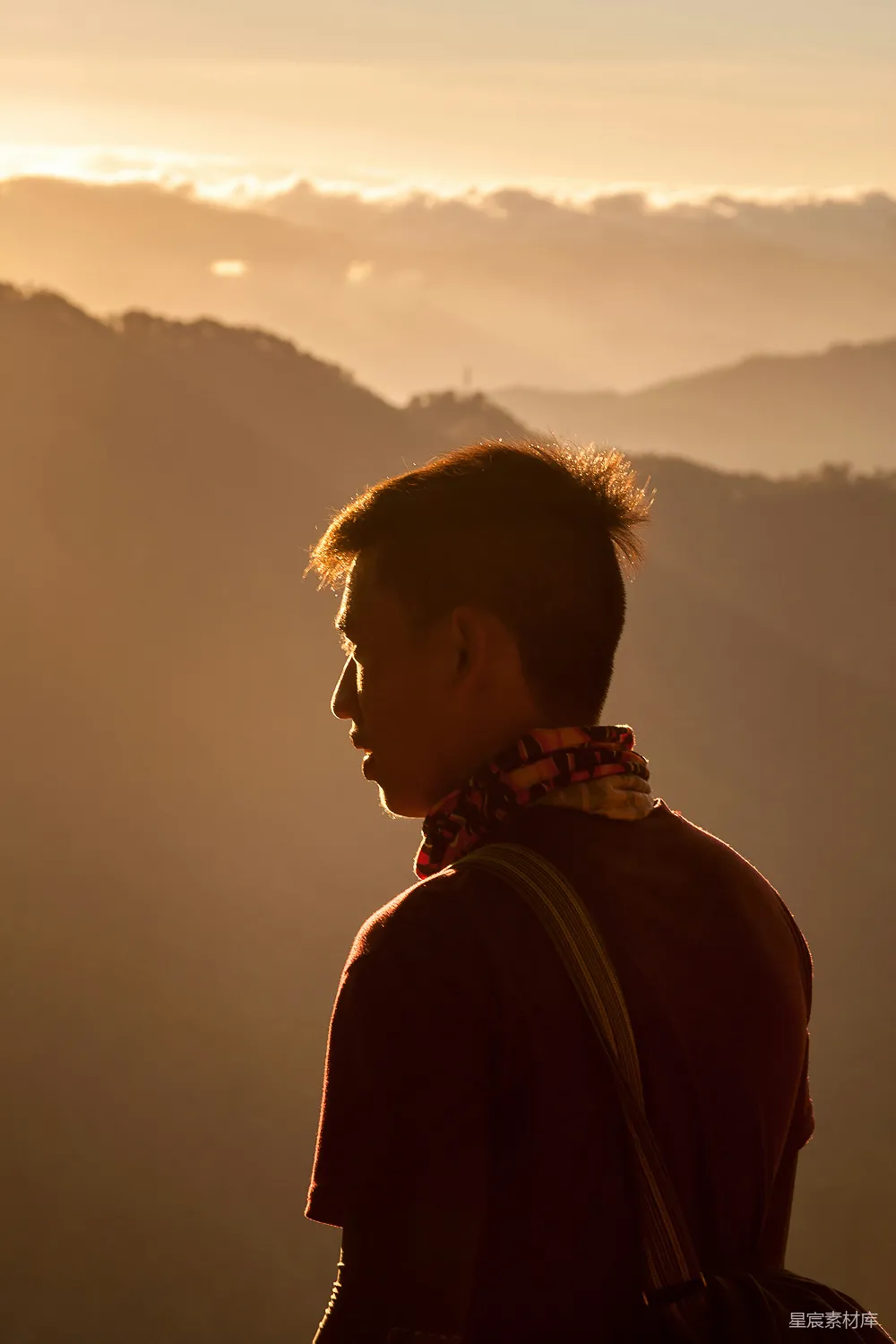 高清摄影  穿黑色夹克的男人在白天抬头望向天空。