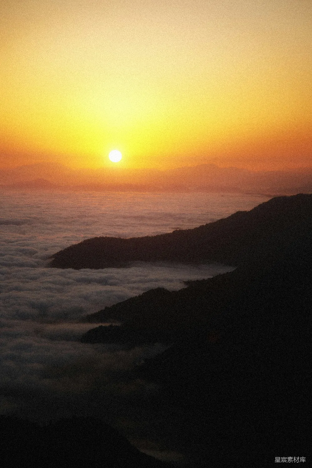 高清摄影  夕阳西下，天空中的云彩被染上了金色。