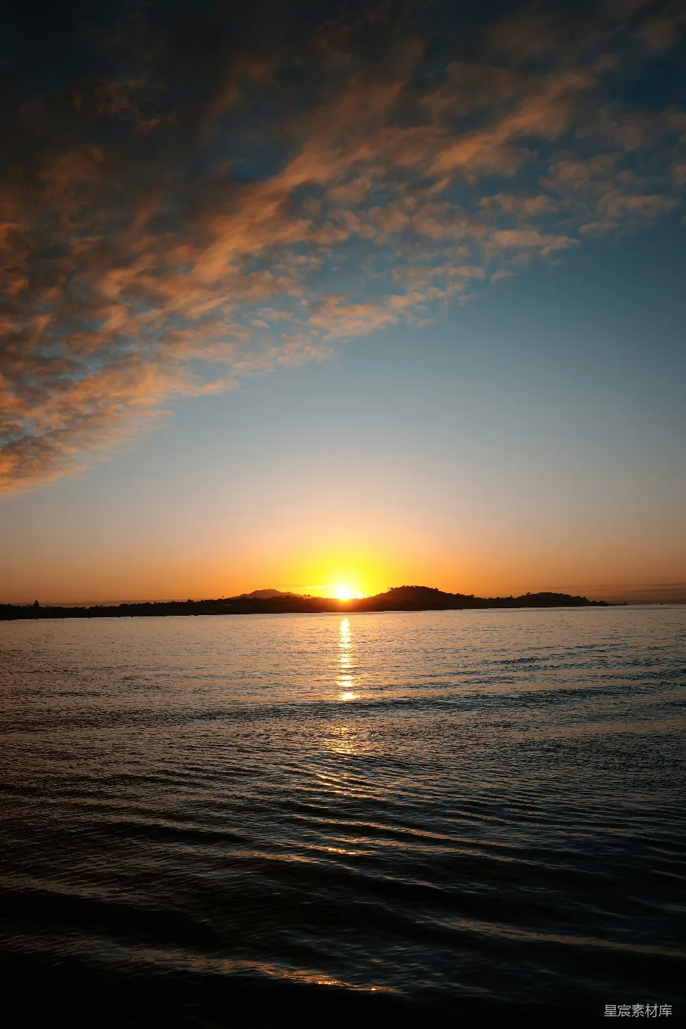 高清摄影 自然 夕阳正在水面上落下。