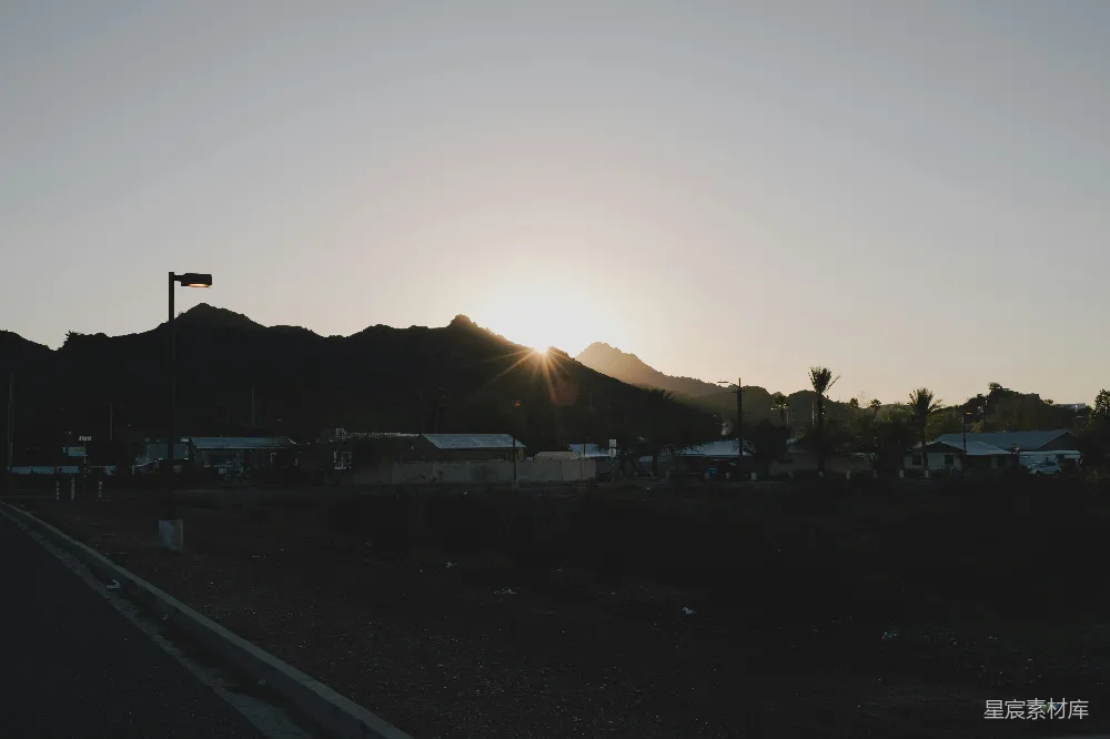 高清摄影  夕阳落山后方的山脉上。