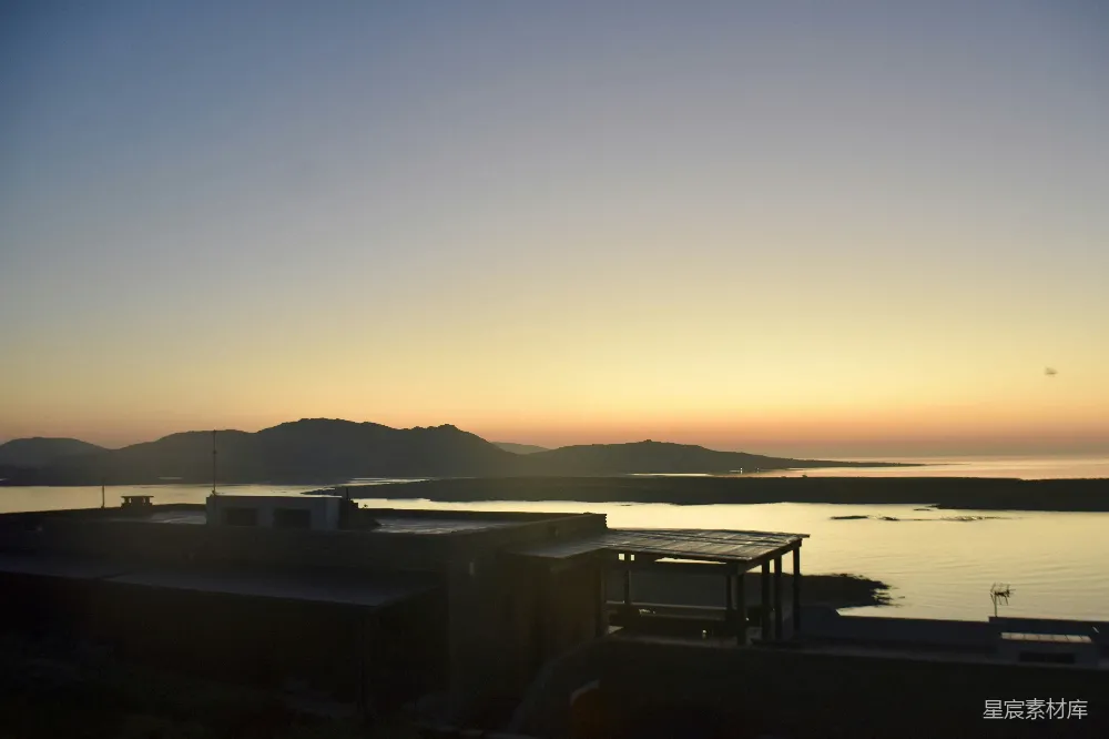 高清摄影  太阳正沉落在一片水域之上