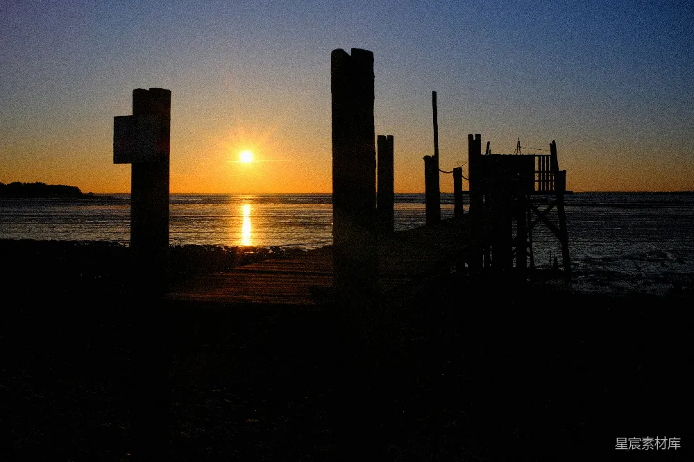 高清摄影  夕阳正落在这片水域之上