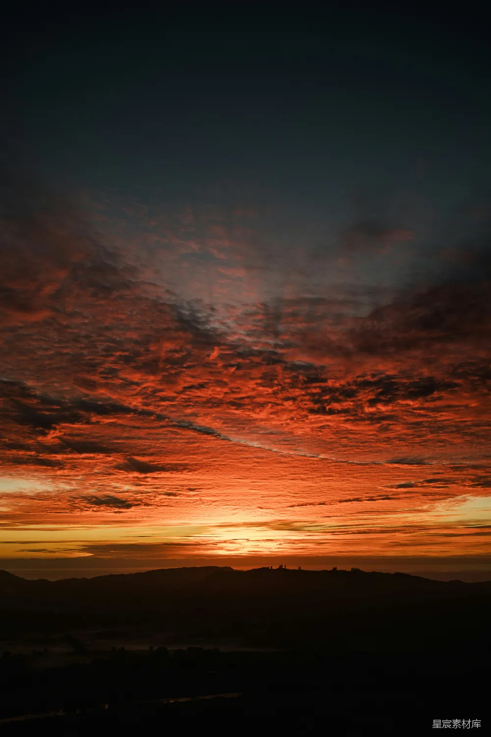 高清摄影  夕阳正映照在山脉之上