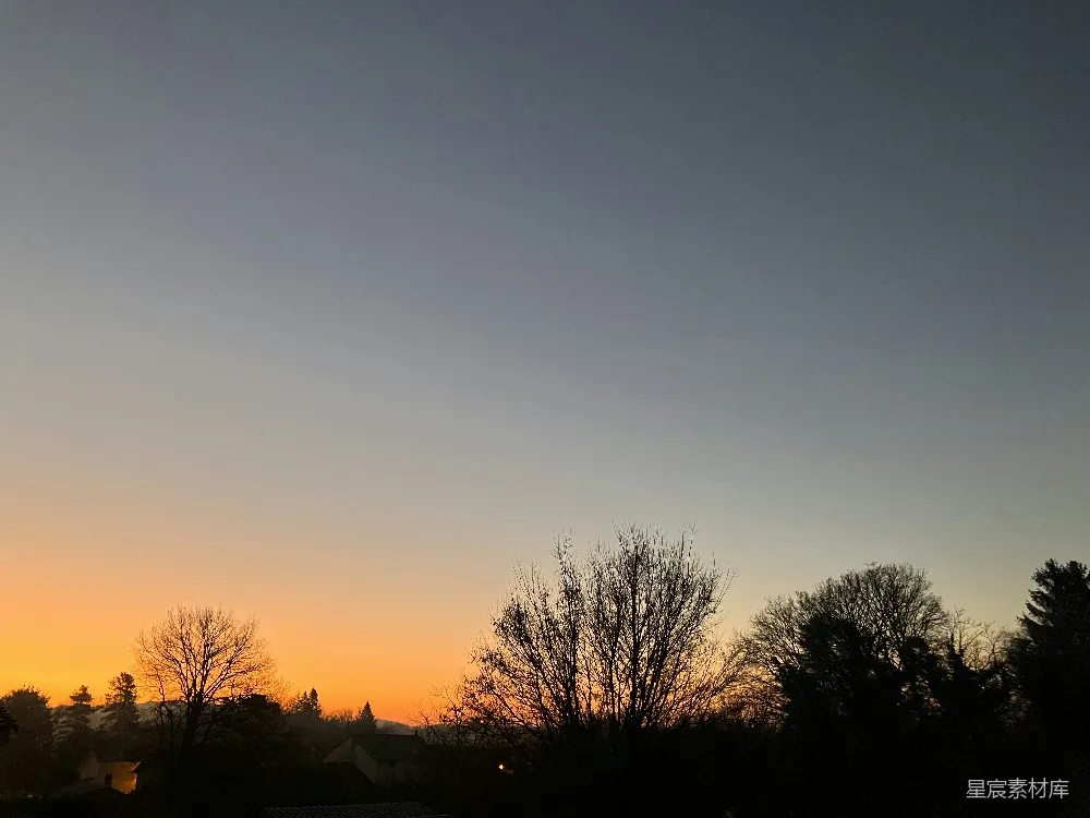 高清摄影  夕阳在树林上方缓缓落下。