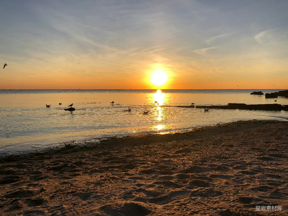 高清摄影  夕阳正挂在海面上。