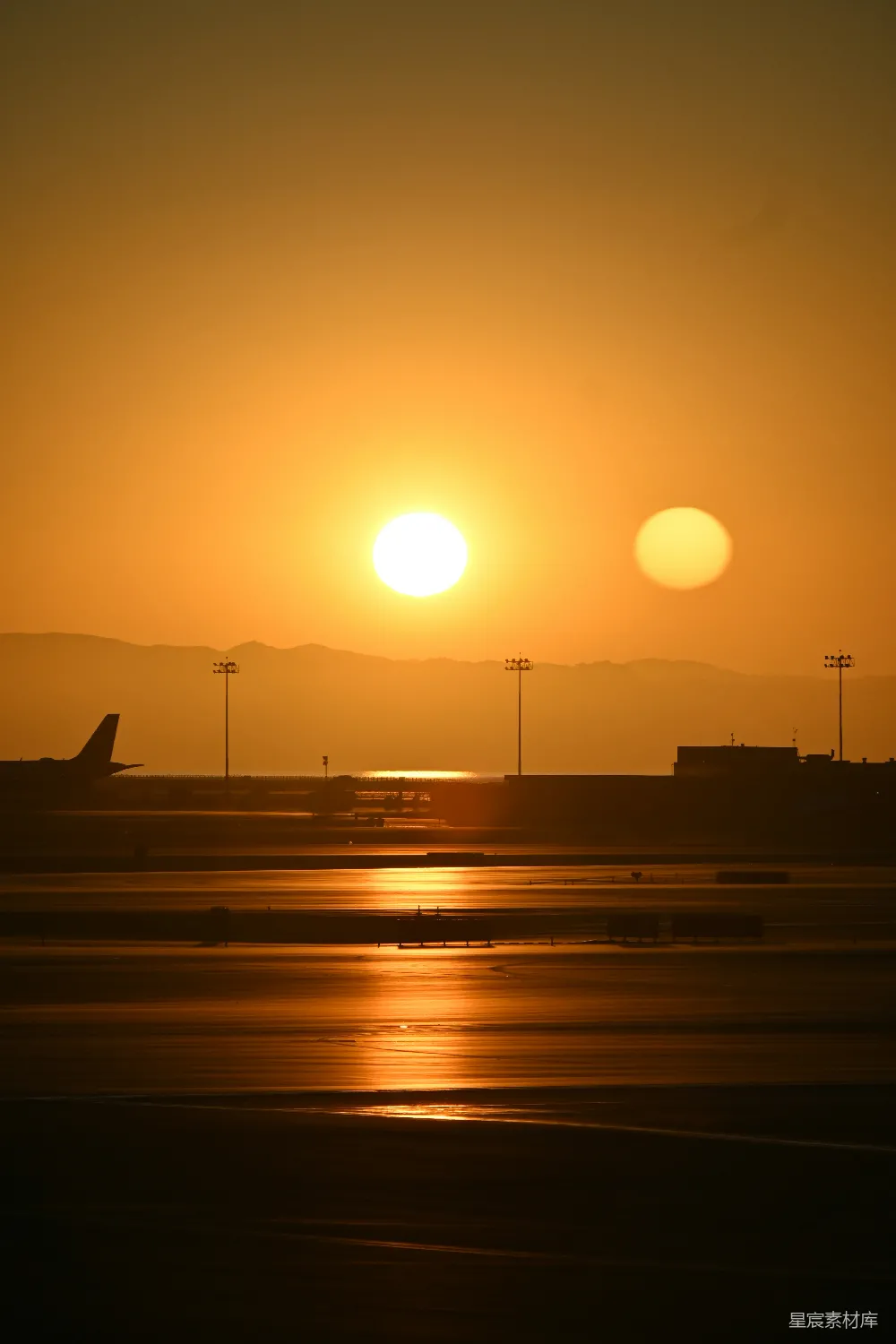 高清摄影 旅行 自然 夕阳正在机场跑道上落下