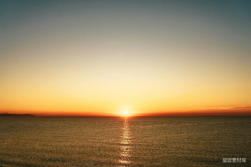 高清摄影 壁纸 自然 晴朗的一天，夕阳正缓缓沉入大海。