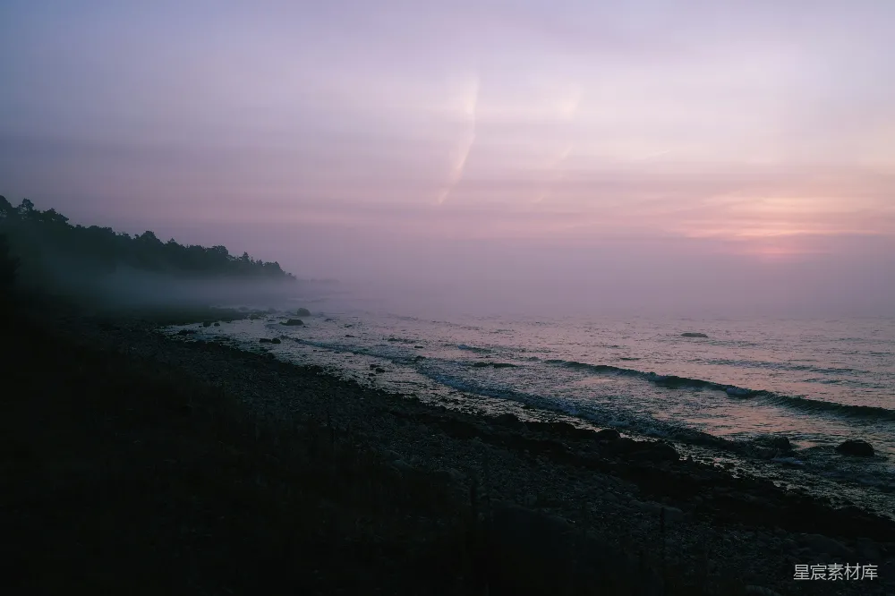 高清摄影  夕阳西下，海滩雾蒙蒙，前景是浩瀚的海洋。