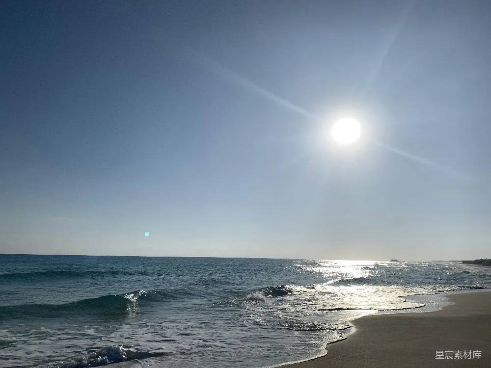 高清摄影  海浪白天拍打着海岸