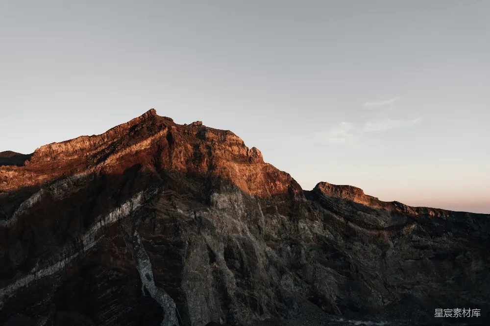 高清摄影  一座非常高大的山峰，背景是蓝天。