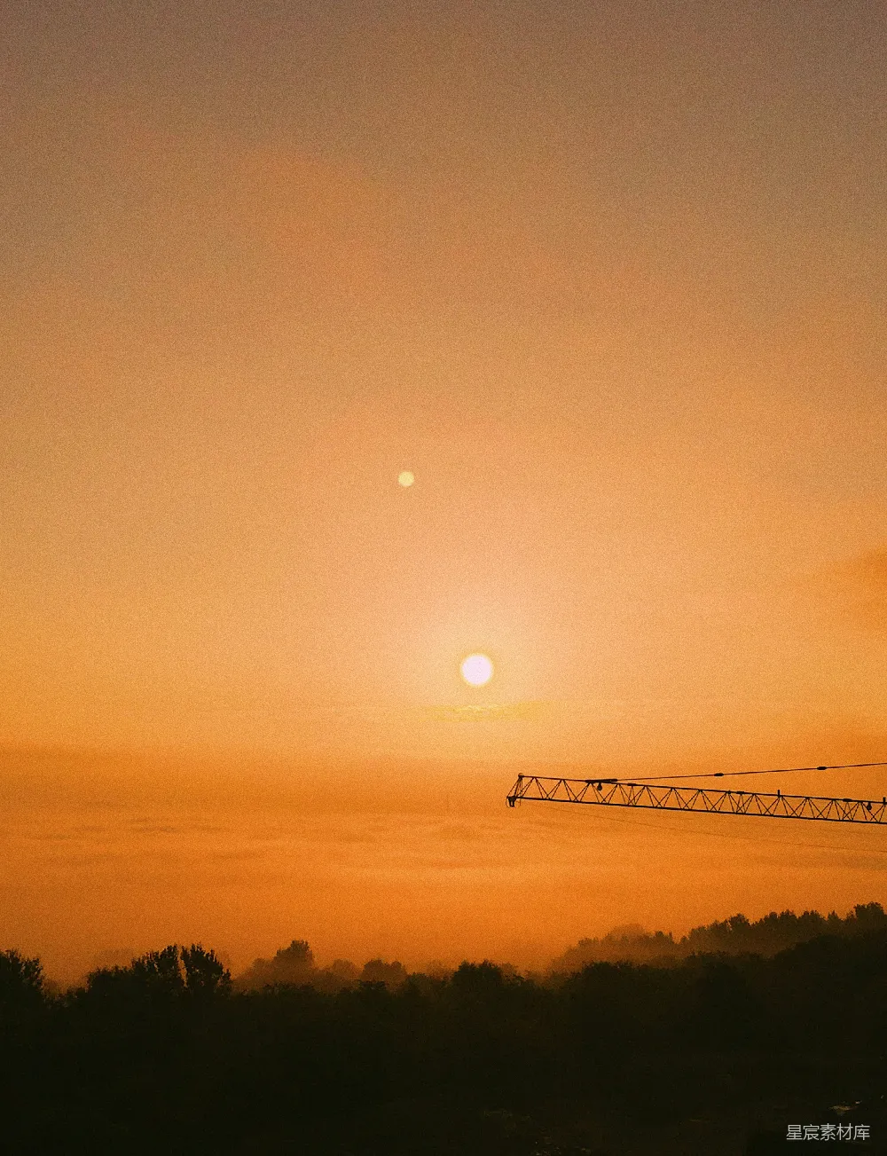 高清摄影  夕阳正落在这座塔吊后面
