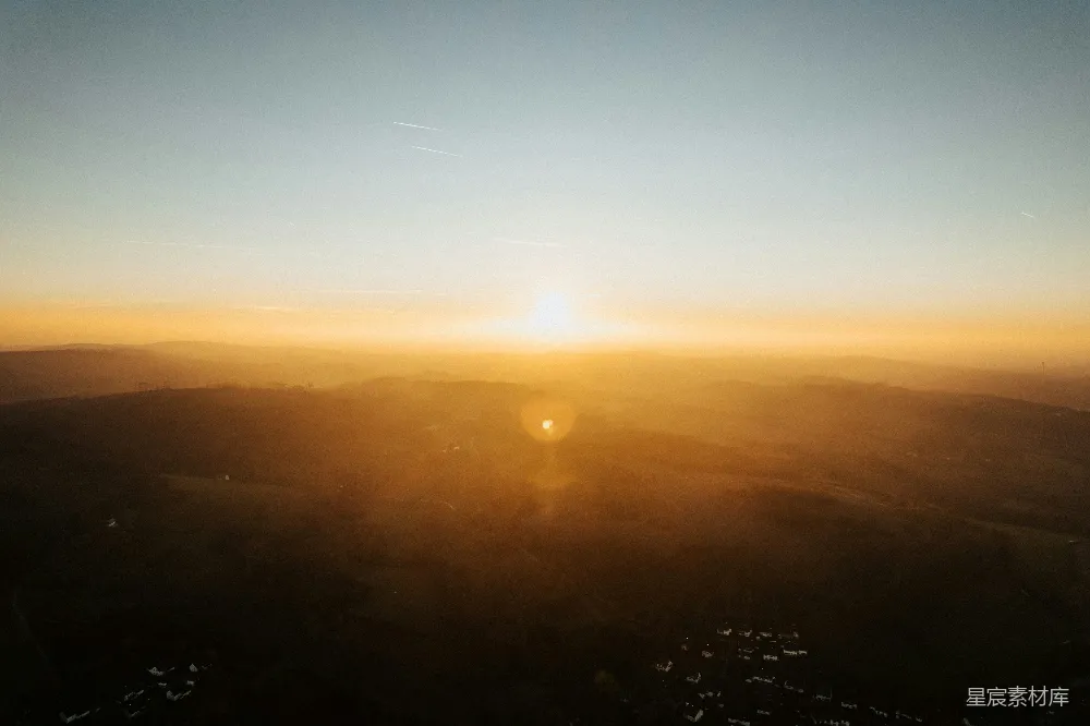高清摄影  夕阳正挂在山脉之上