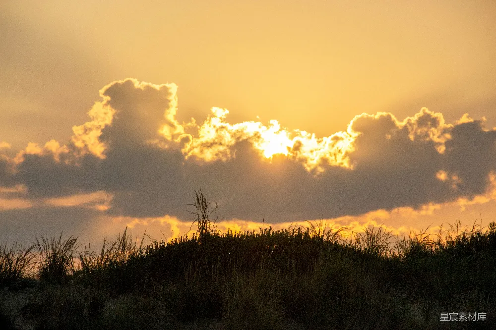 高清摄影 壁纸 自然 夕阳正在草地上空落下。