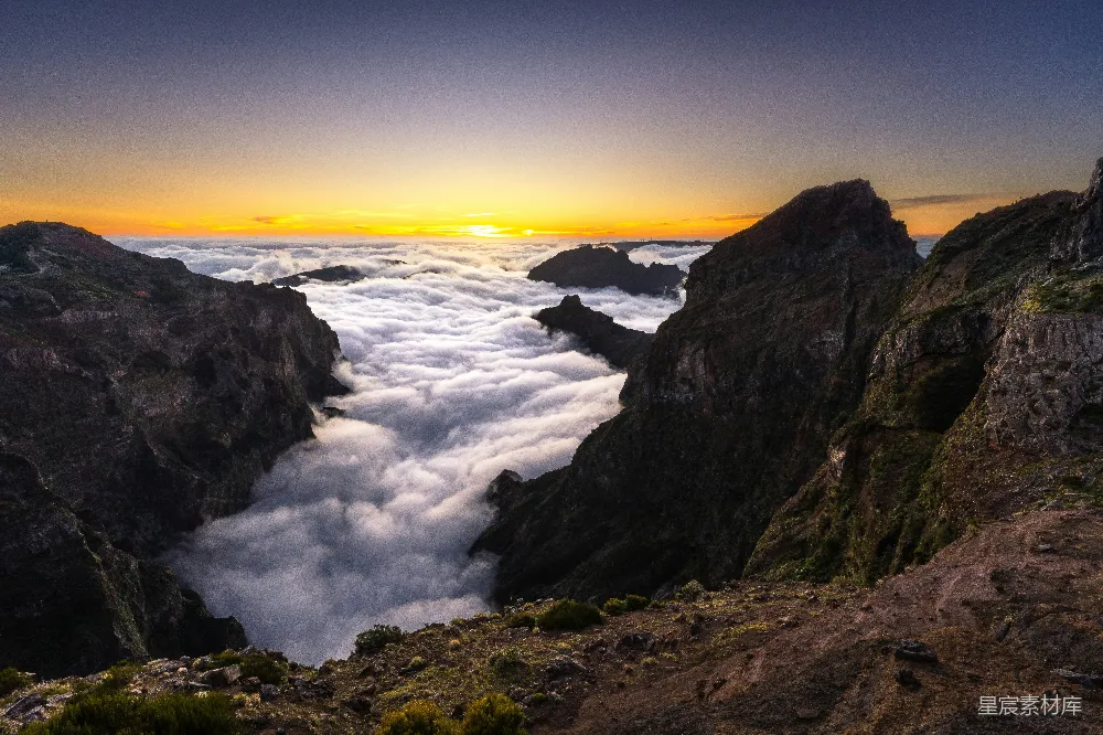 高清摄影  夕阳正从山间的云层中落下。
