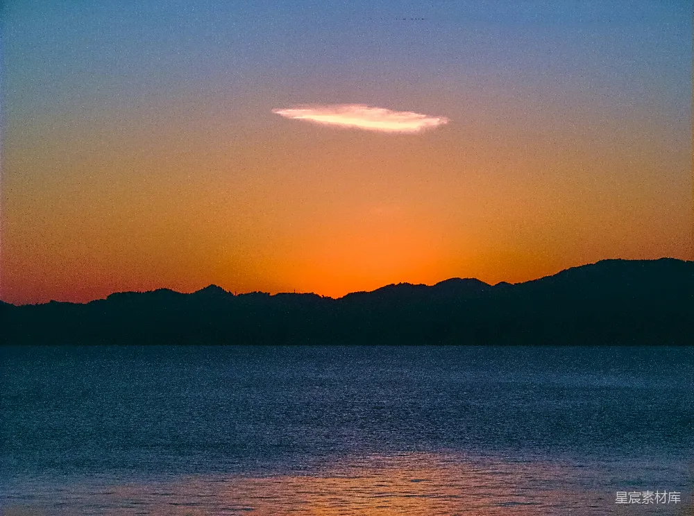 高清摄影  山的剪影在水边的夕阳下
