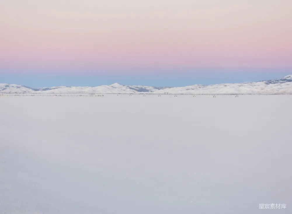 高清摄影  白天蓝天下被雪覆盖的山峰