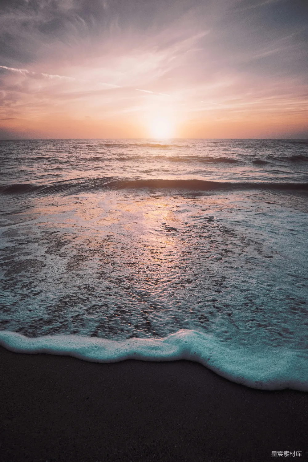 高清摄影  海浪在日落时拍打在岸边。
