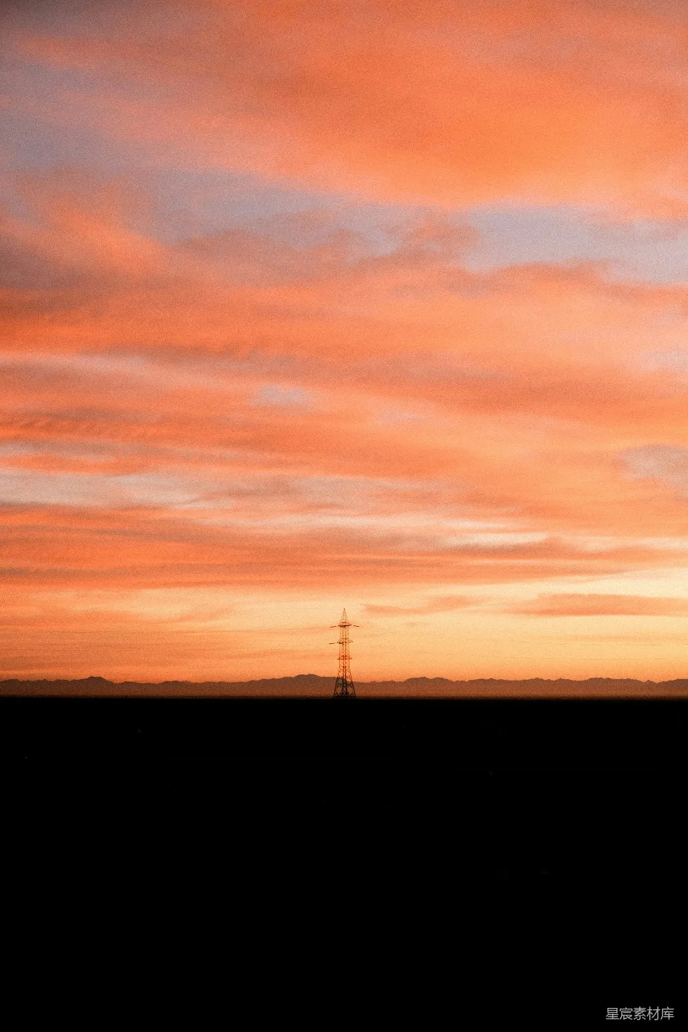 高清摄影  一匹孤独的马站在田野里，背景是夕阳。