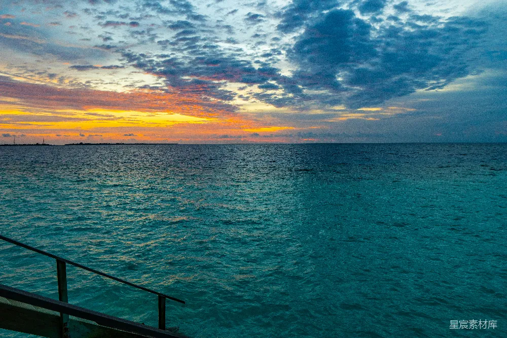 高清摄影  蓝天下的蓝色大海在日落时分