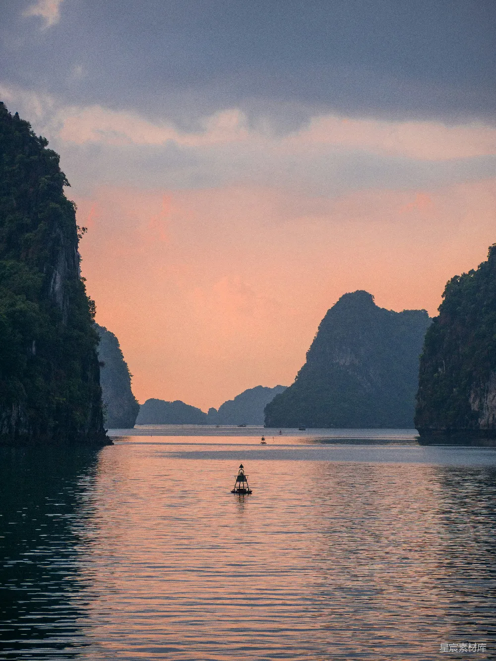 高清摄影  拍摄多云天空下的海景和岛景照片