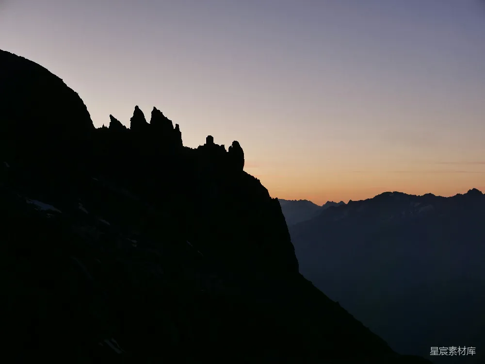 高清摄影  夕阳下，山间城堡剪影