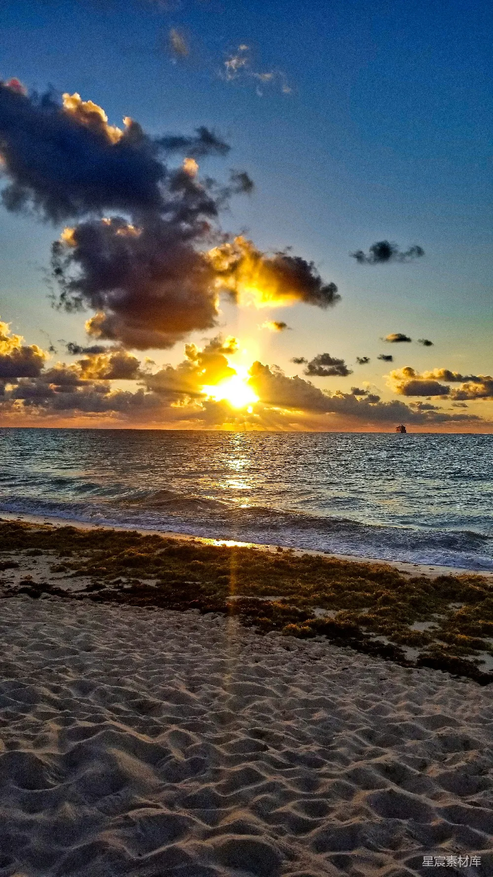 高清摄影  海浪拍打着海岸，夕阳西下。