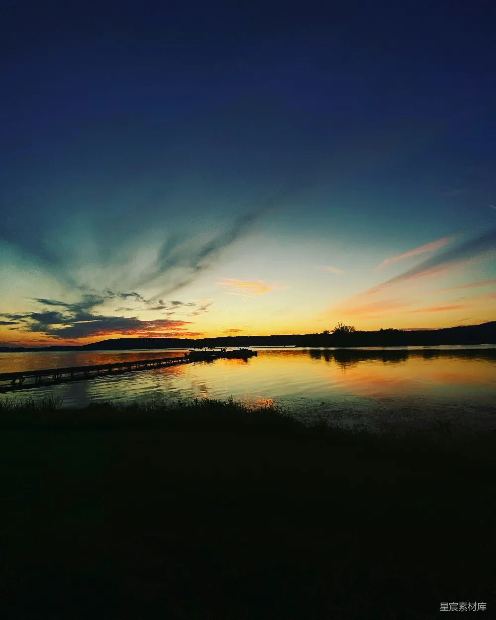高清摄影  夕阳正在一汪水面上落下。